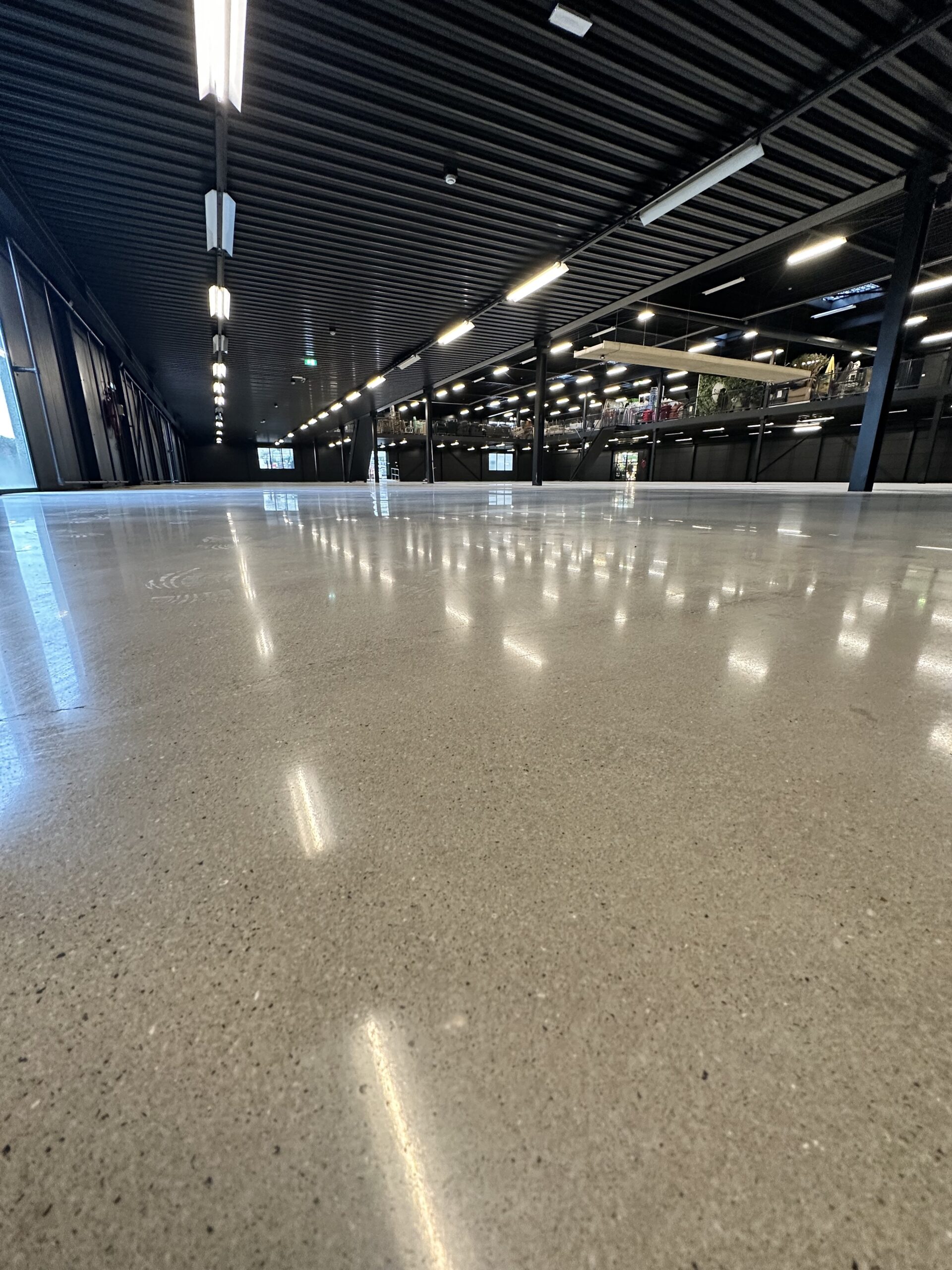 polishedconcrete-concrete-industrial-industrialfloor-liquidhardener-finishingaid-dryshake-polishing-industrialconcrete-highquality-concretepolishing